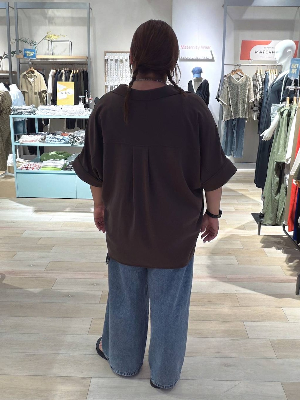ブルー系のデニムパンツ、ブラック系のサンダル、ブラック系のキャミソールを着用したレディースの春コーディネートの3枚目の写真