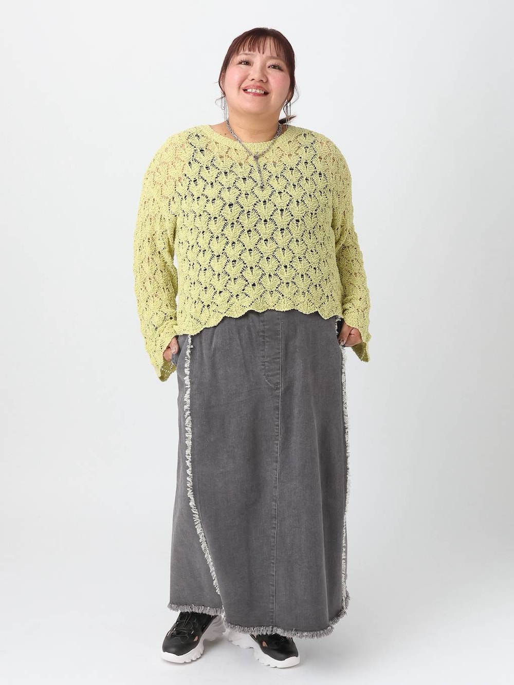 ブラック系のタンクトップ、ブラック系のサンダル、グリーン系のニット/セーターを着用したレディースの春コーディネートの6枚目の写真