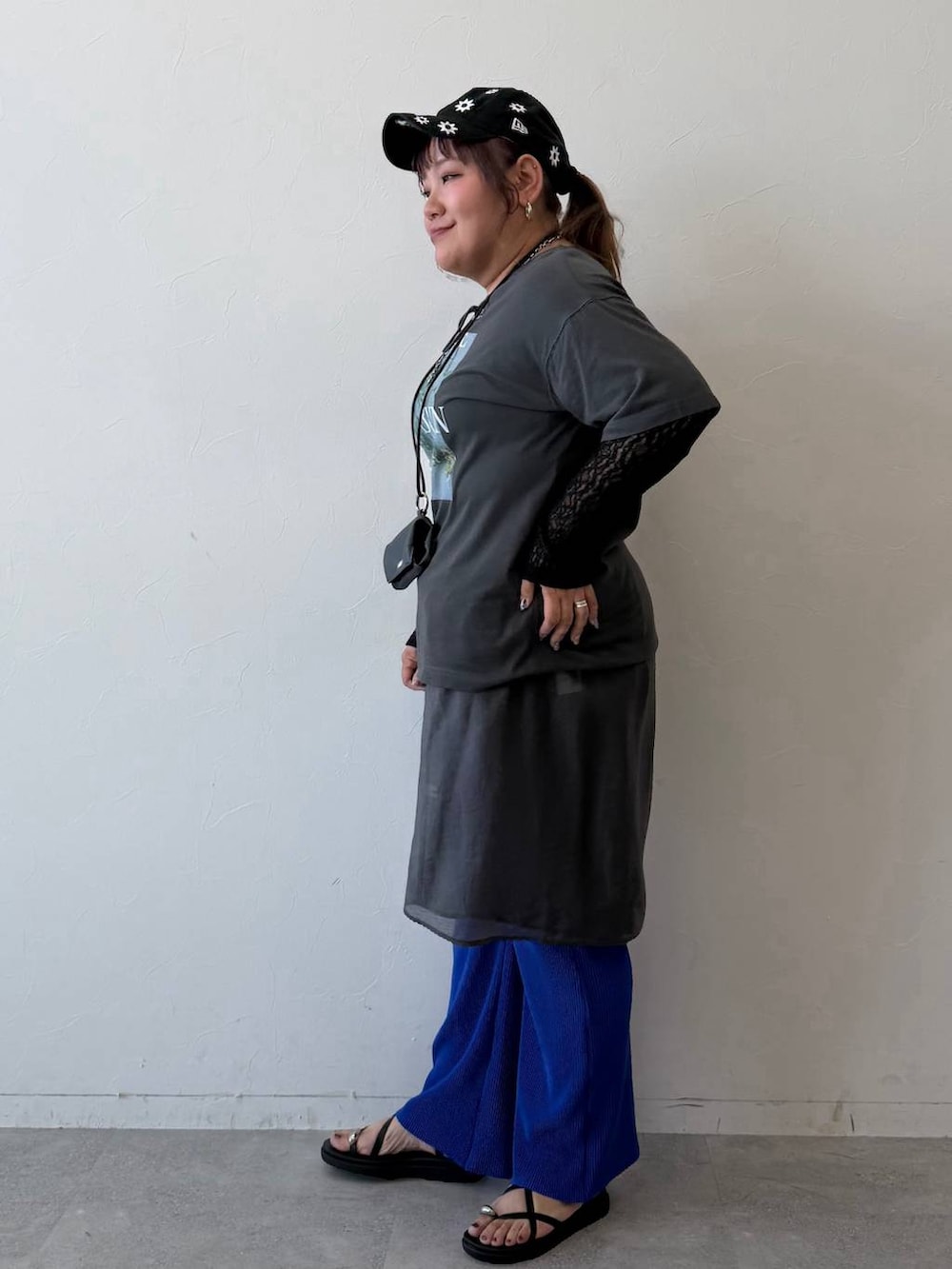 ブルー系のその他パンツ、ブラック系のサンダル、ブラック系のシャツ/ブラウスを着用したレディースの春コーディネートの2枚目の写真