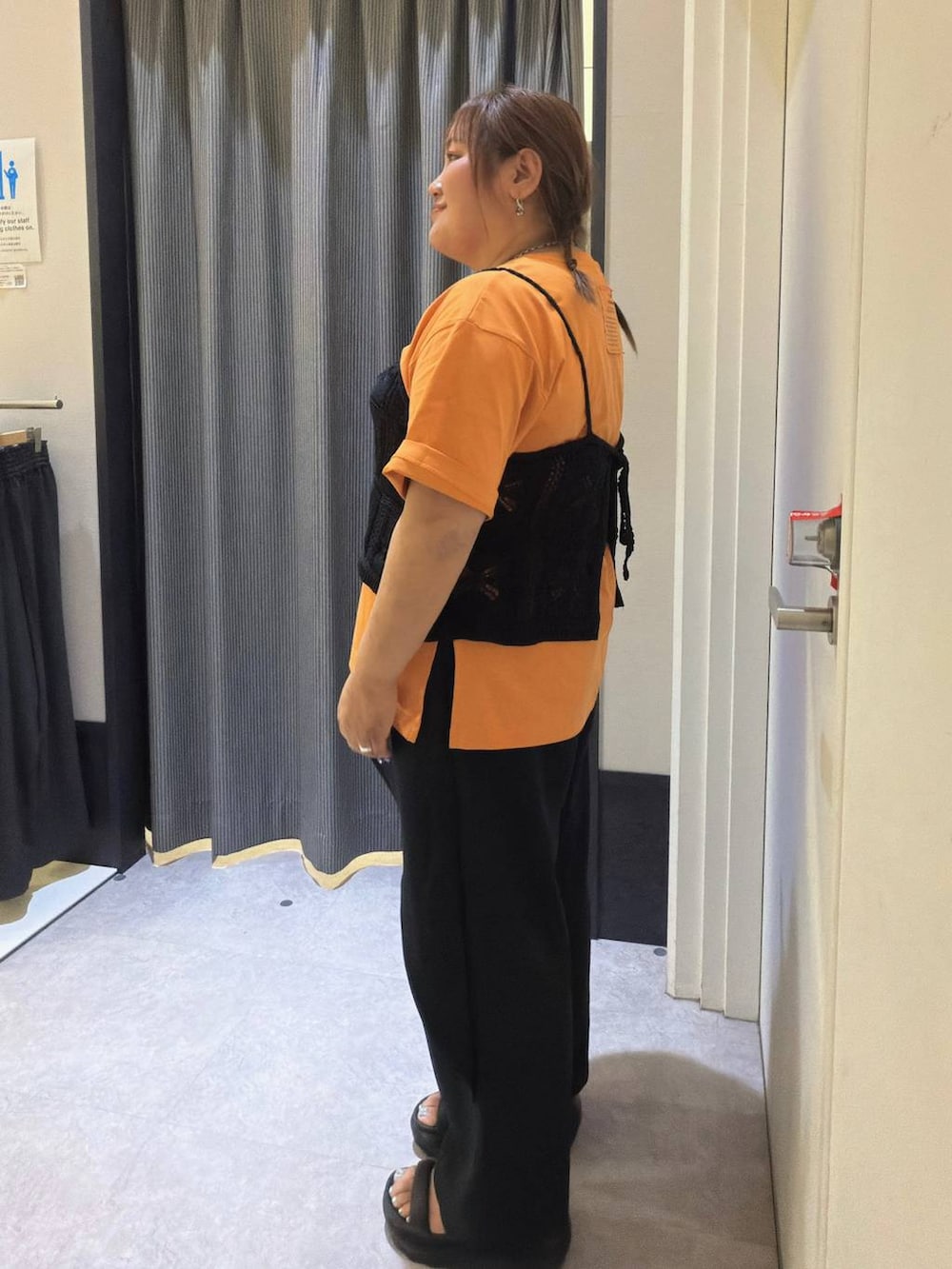オレンジ系のTシャツ/カットソー、ブラック系のキャミソール、ブラック系のその他パンツを着用したレディースの春コーディネートの2枚目の写真