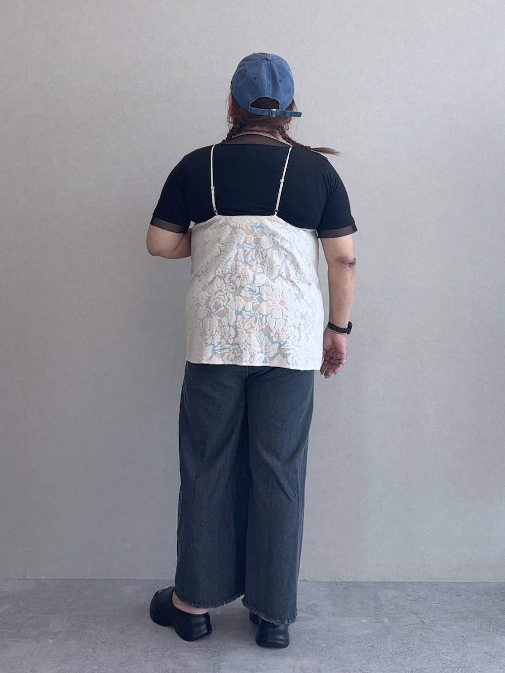 ブラック系のサンダル、ブラック系のTシャツ/カットソー、グレー系のサロペット/オーバーオールを着用したレディースの春コーディネートの3枚目の写真