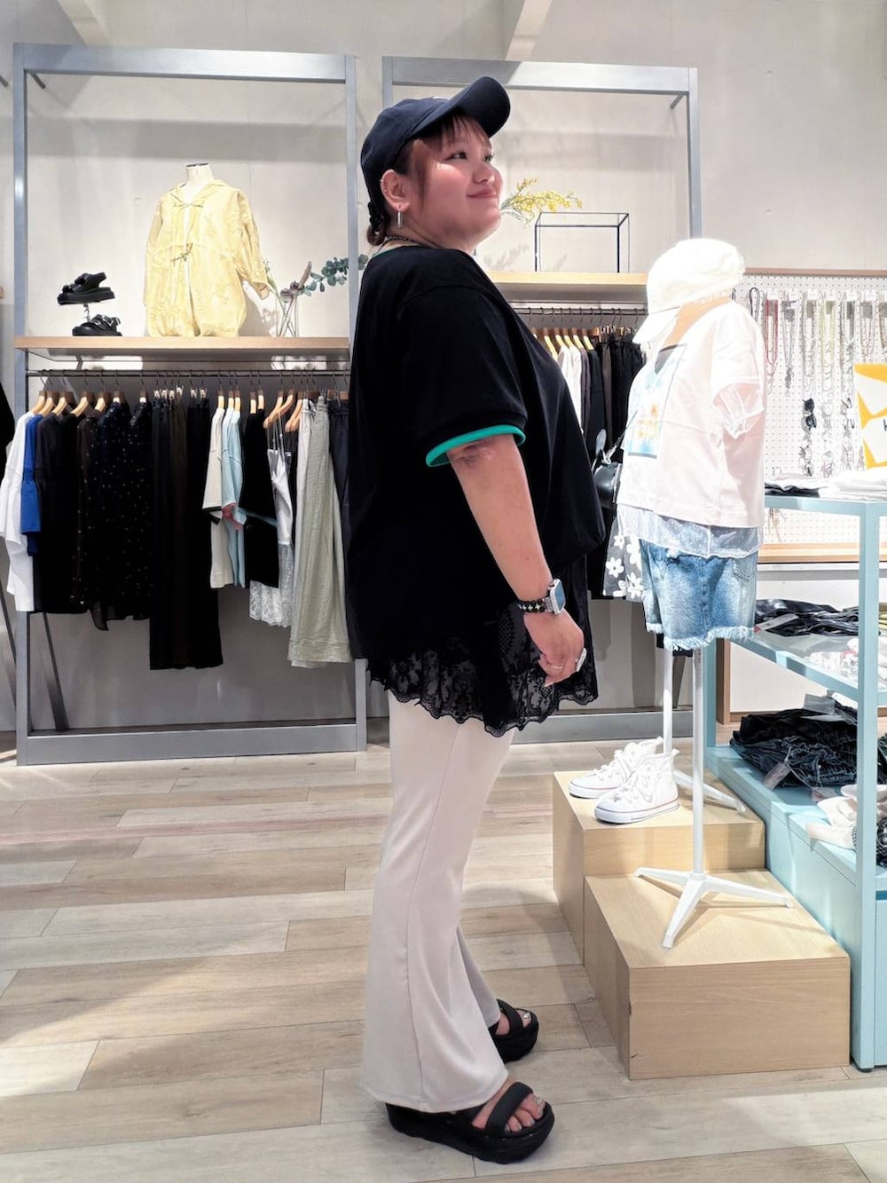 ホワイト系のその他パンツ、ブラック系のキャップ、シルバー系のネックレスを着用したレディースの夏コーディネートの3枚目の写真