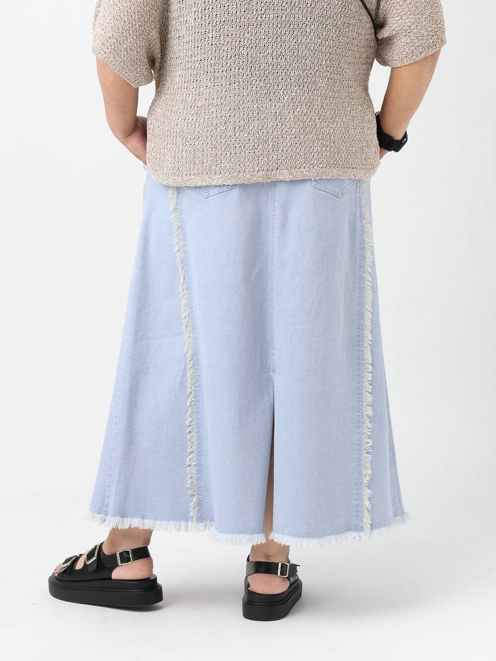 ブラック系のサンダル、ベージュ系のニット/セーターを着用したレディースの春コーディネートの4枚目の写真