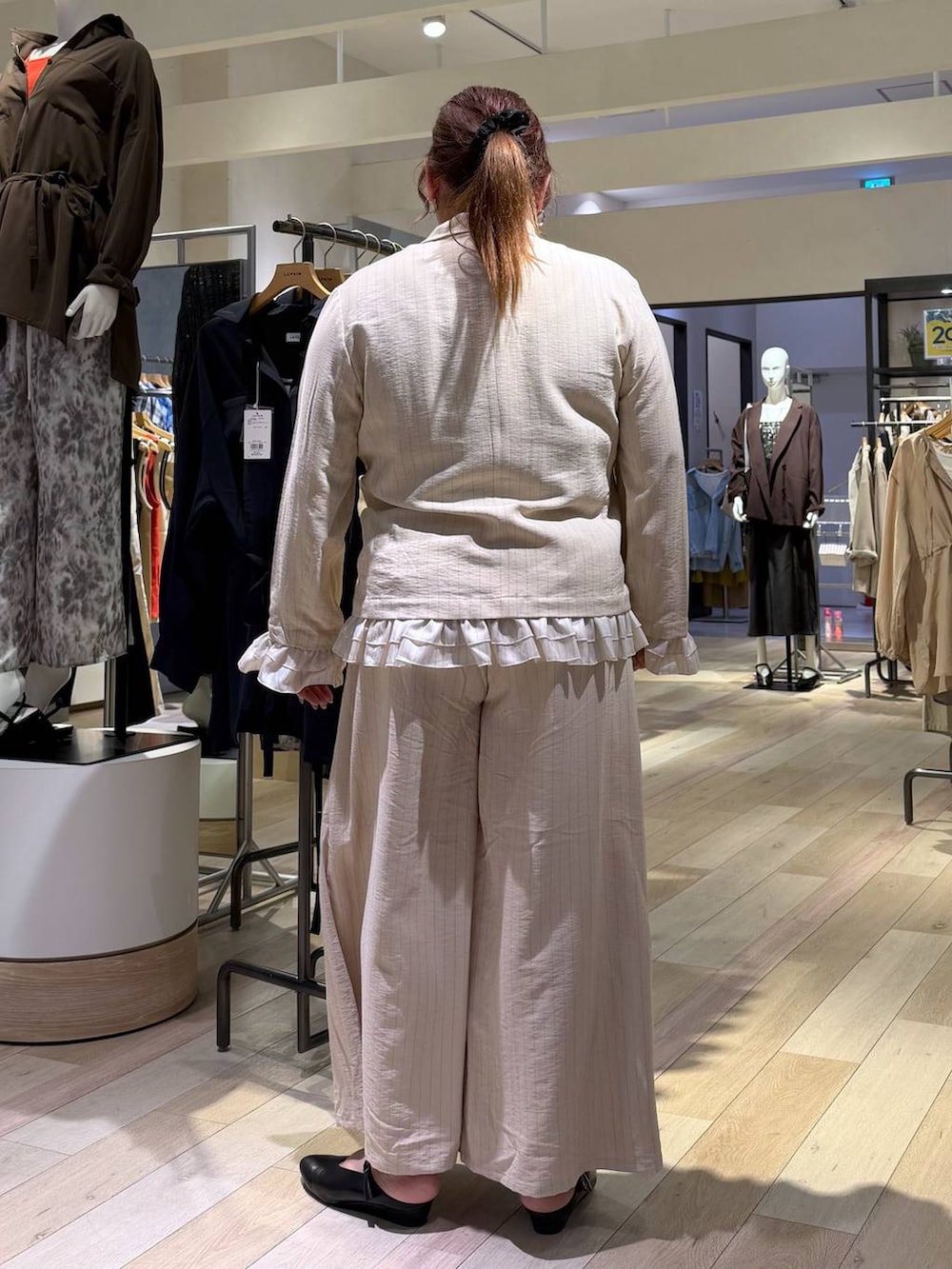 ベージュ系のその他パンツ、ベージュ系のテーラードジャケット、ブラック系のパンプスを着用したレディースの春コーディネートの3枚目の写真