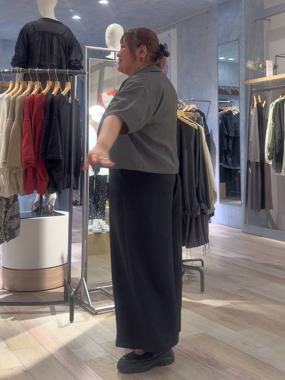 ブラック系のスニーカー、ブラック系のサロペット/オーバーオール、グレー系のテーラードジャケットを着用したレディースの春コーディネートの2枚目の写真