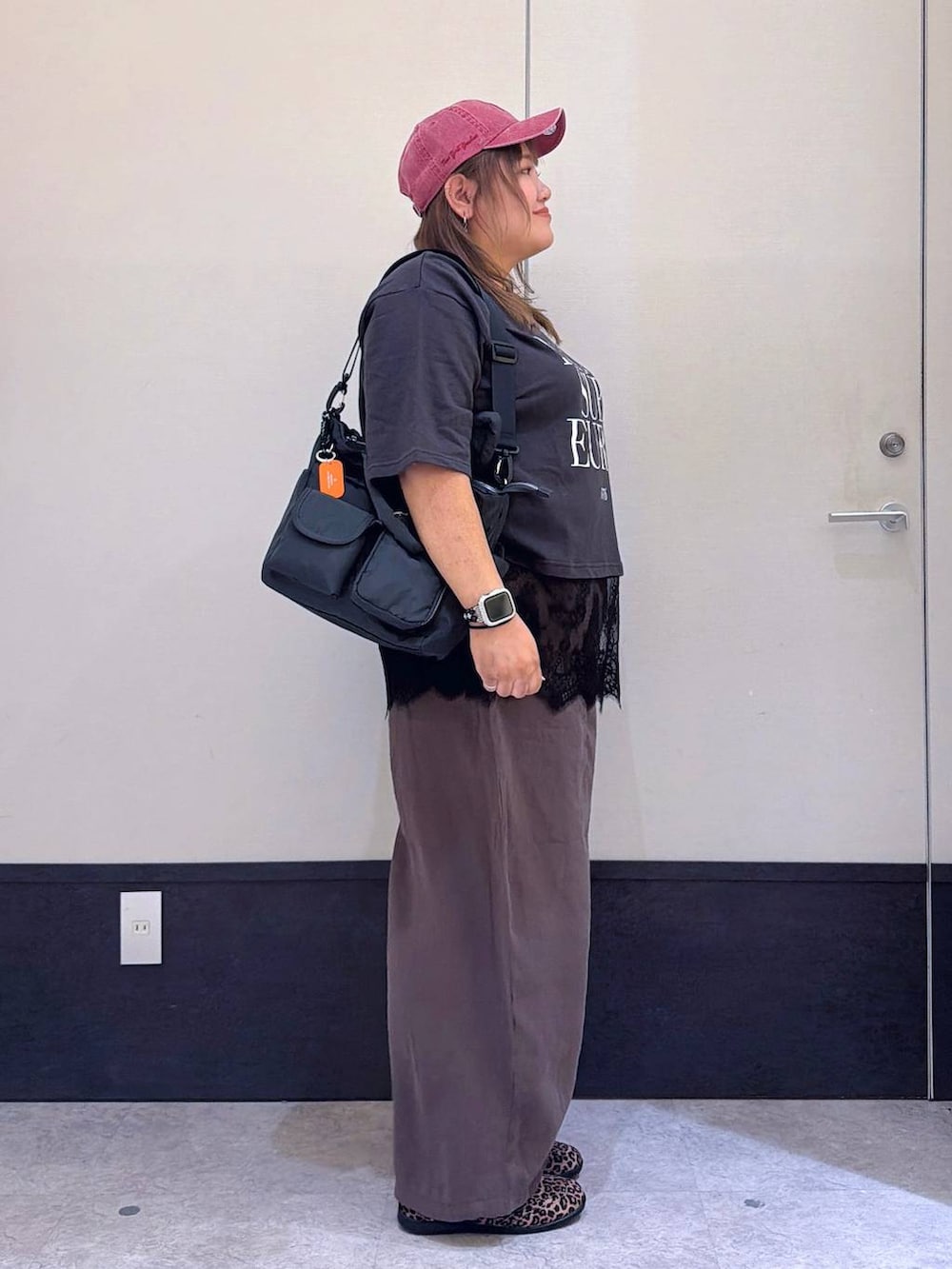 その他のパンプス、ブラウン系のその他パンツ、グレー系のトートバッグを着用したレディースの夏コーディネートの2枚目の写真