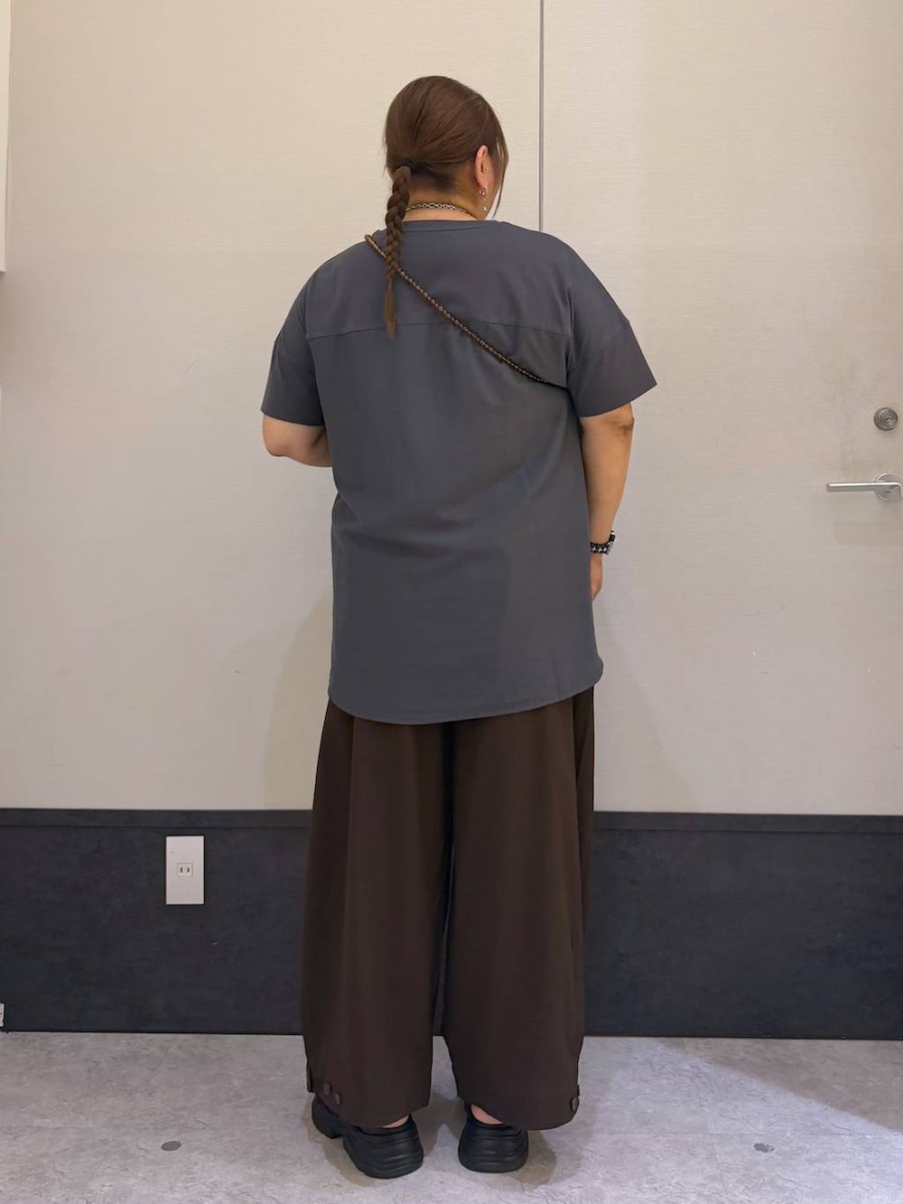 ブラウン系のその他パンツ、ブラウン系のショルダーバッグ、ブラック系のキャミソールを着用したレディースの夏コーディネートの3枚目の写真