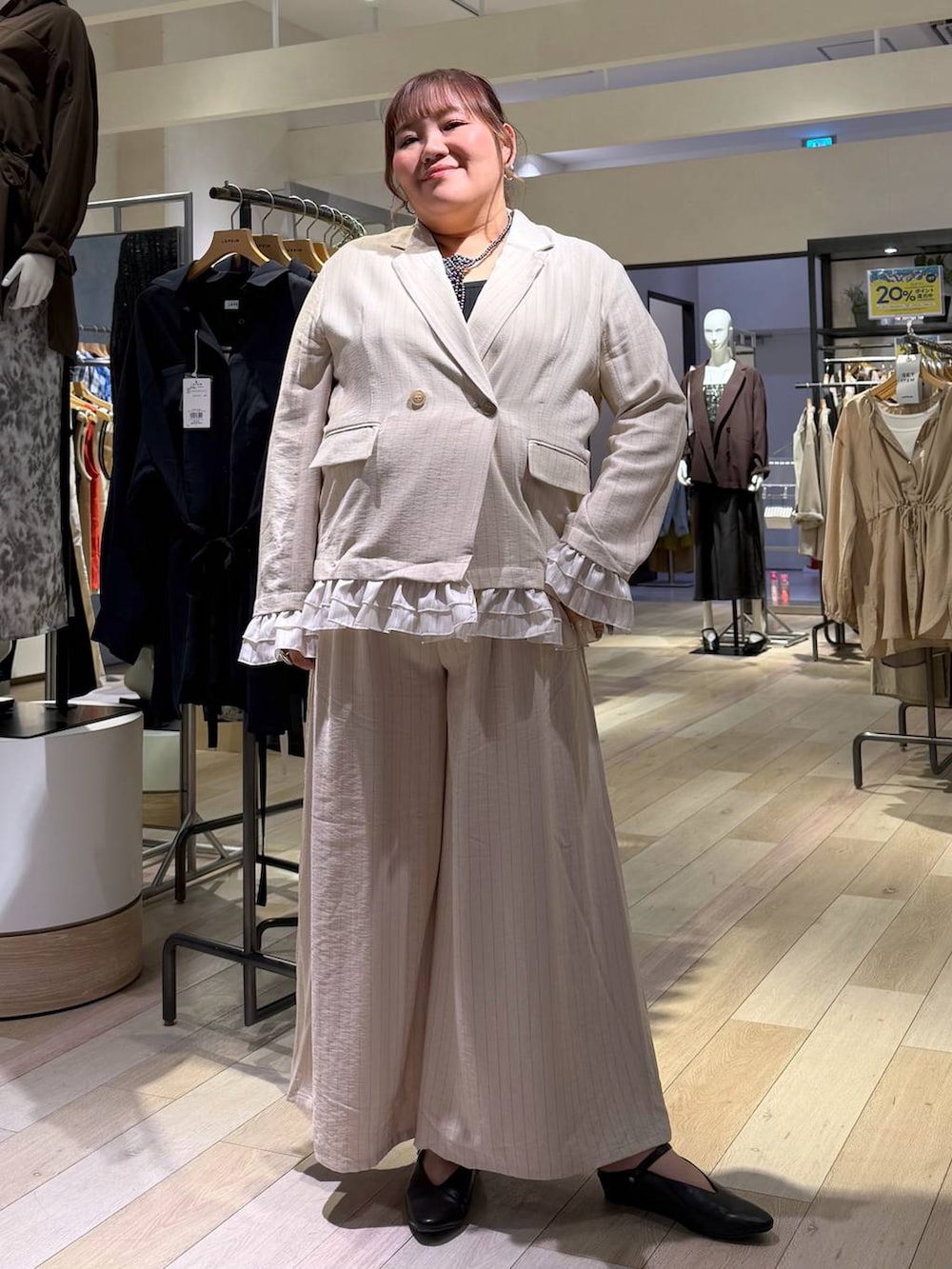 ベージュ系のその他パンツ、ベージュ系のテーラードジャケット、ブラック系のパンプスを着用したレディースの春コーディネートの4枚目の写真