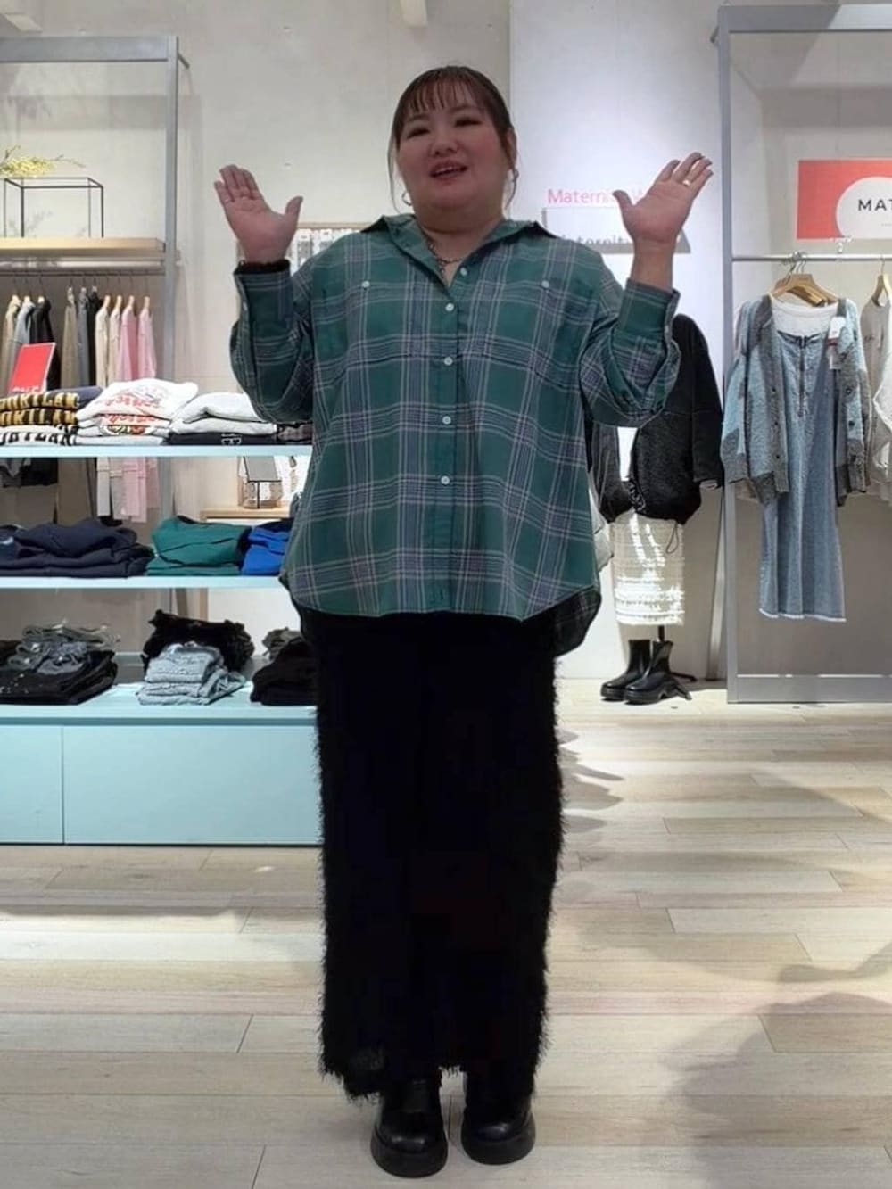 ブラック系のサンダル、グリーン系のシャツ/ブラウス、シルバー系のネックレスを着用したレディースの冬コーディネートの4枚目の写真