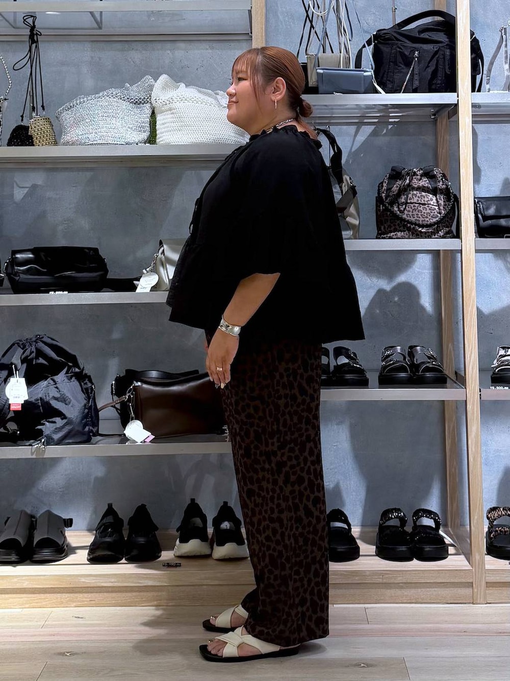 イエロー系のその他パンツ、ホワイト系のタンクトップ、ホワイト系のサンダルを着用したレディースの夏コーディネートの2枚目の写真