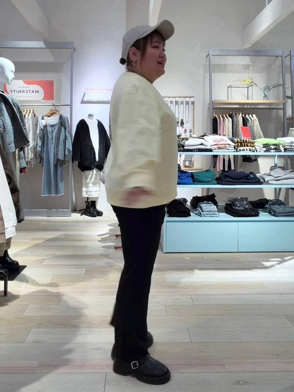 ブラック系のサンダル、イエロー系のスウェット、ブラック系のその他パンツを着用したレディースの冬コーディネートの2枚目の写真