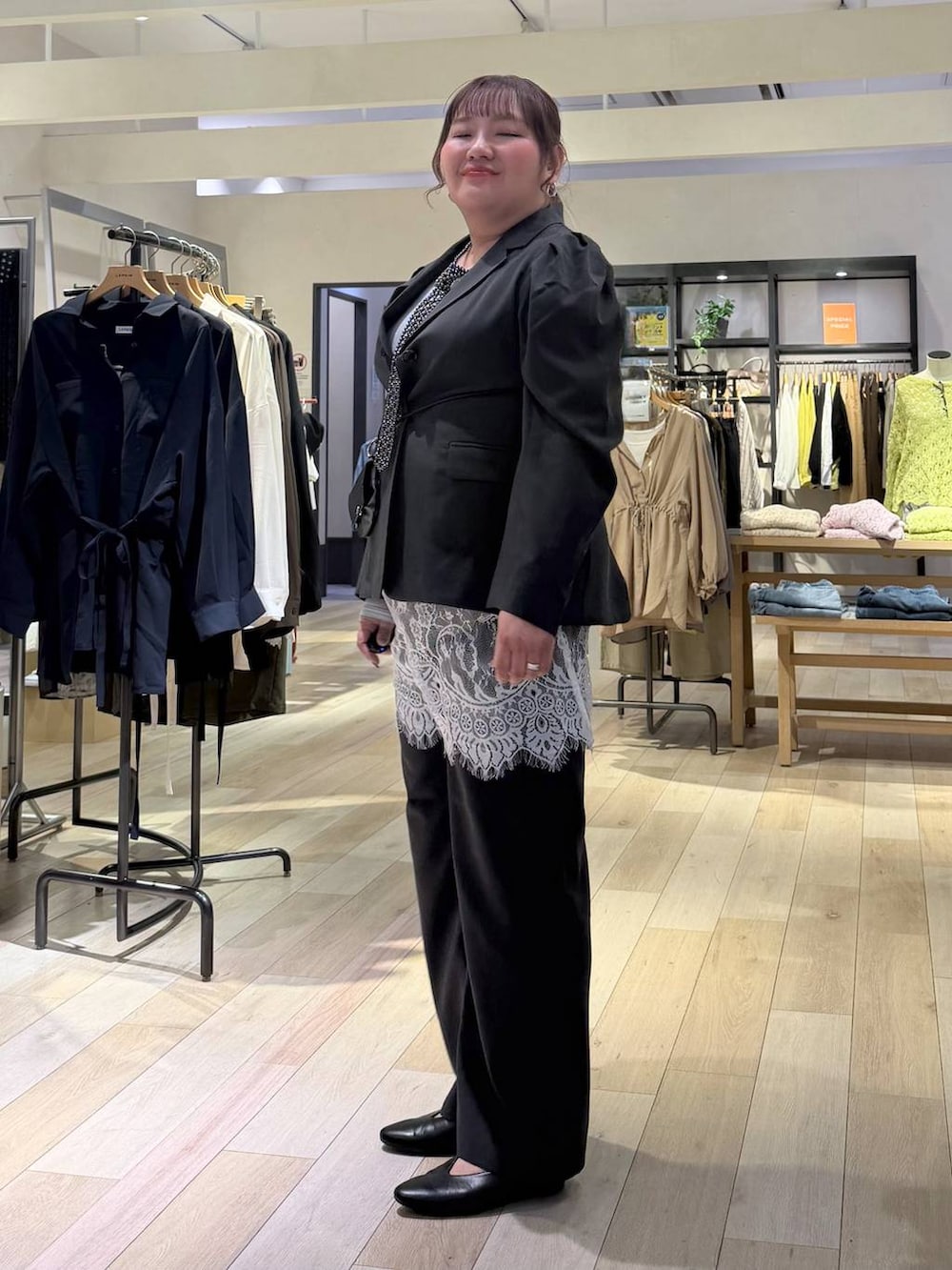 グレー系のその他パンツ、グレー系のその他アウター、ブラック系のパンプスを着用したレディースの春コーディネートの2枚目の写真