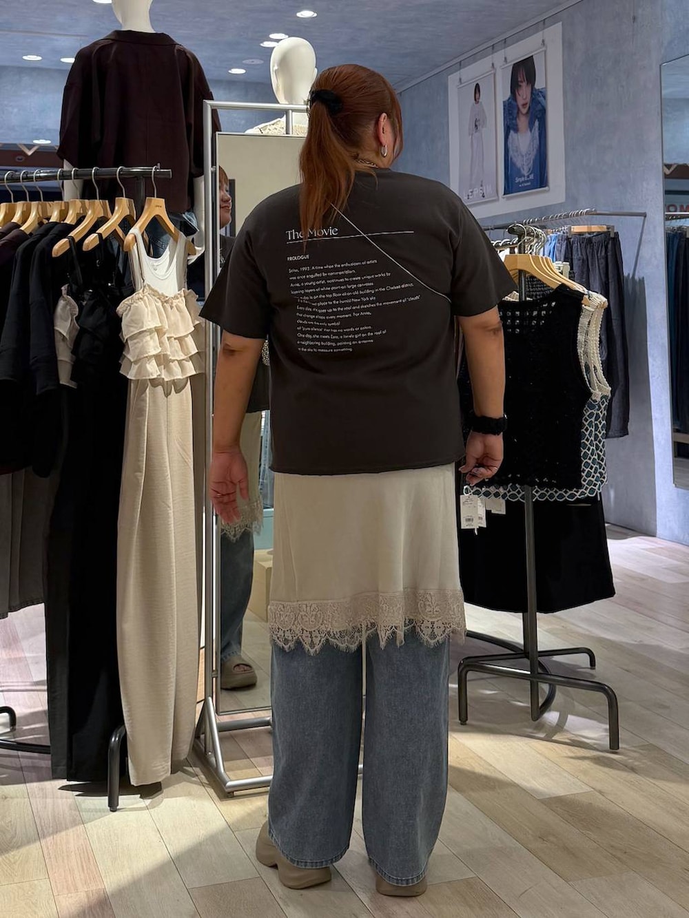 ブルー系のデニムパンツ、グレー系のTシャツ/カットソー、ベージュ系のサンダルを着用したレディースの夏コーディネートの2枚目の写真