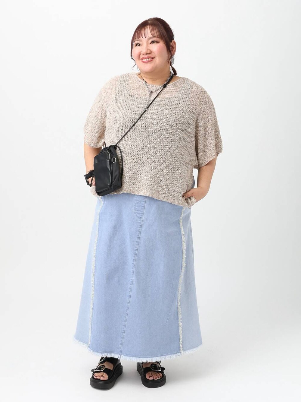 ブラック系のサンダル、ベージュ系のニット/セーターを着用したレディースの春コーディネートの7枚目の写真