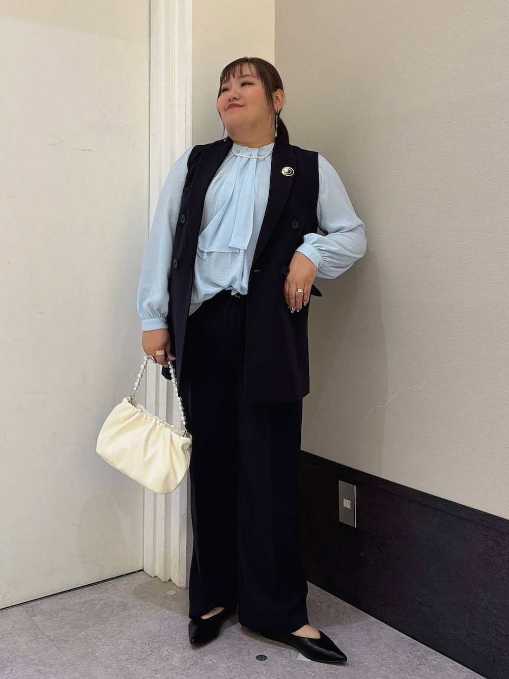 ブルー系のその他パンツ、ブルー系のその他アウター、ブルー系のシャツ/ブラウスを着用したレディースの冬コーディネートの5枚目の写真