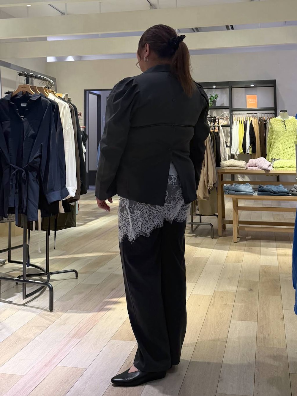 グレー系のその他パンツ、グレー系のその他アウター、ブラック系のパンプスを着用したレディースの春コーディネートの3枚目の写真