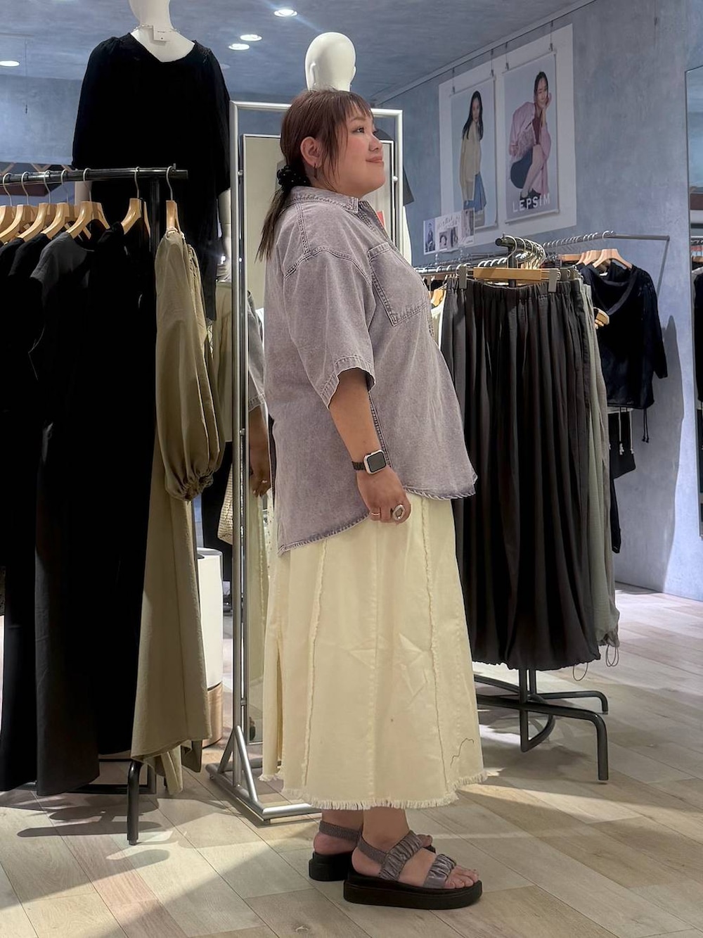その他のサンダル、パープル系のシャツ/ブラウス、ブラック系のタンクトップを着用したレディースの春コーディネートの2枚目の写真