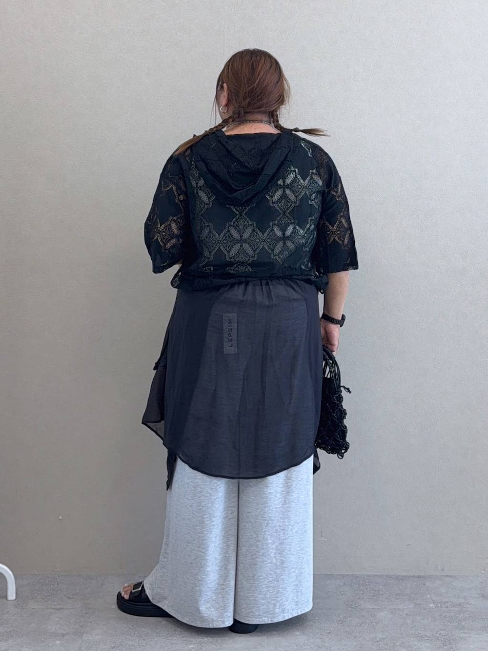 グレー系のその他パンツ、ブラック系のサンダル、グレー系のシャツ/ブラウスを着用したレディースの春コーディネートの3枚目の写真