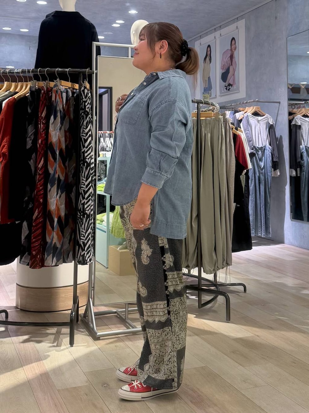 ブルー系のシャツ/ブラウス、ブラック系のショルダーバッグ、ブラック系のその他パンツを着用したレディースの春コーディネートの2枚目の写真