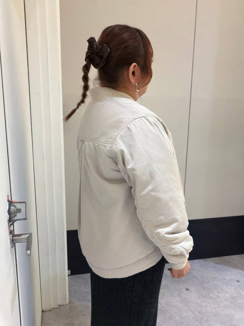 その他のスカートを着用したレディースの秋コーディネートの2枚目の写真