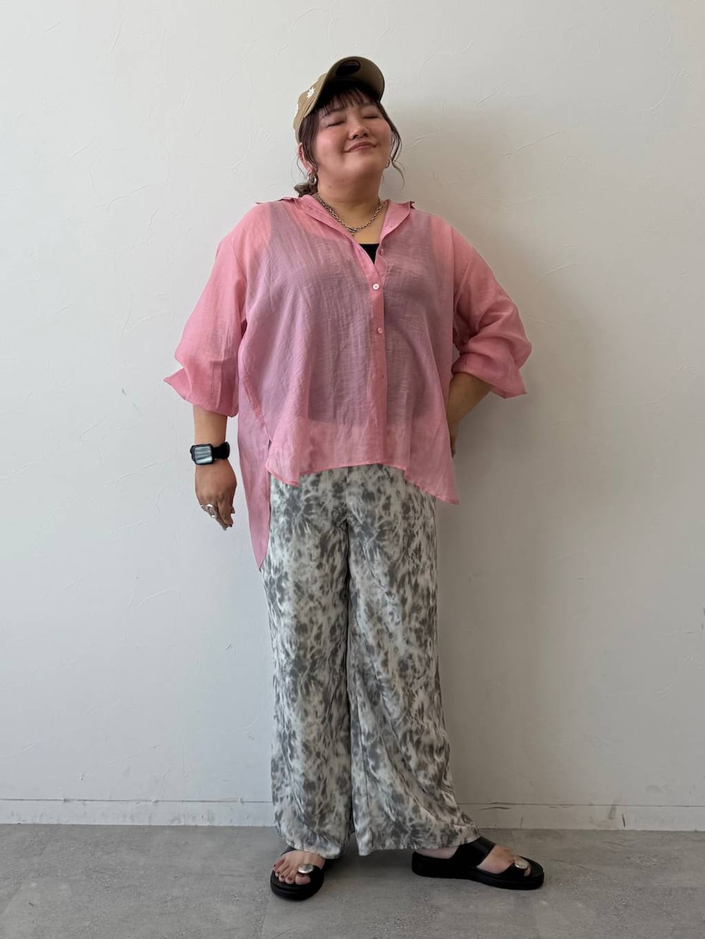 ピンク系のシャツ/ブラウス、ブラック系のサンダル、グレー系のその他パンツを着用したレディースの春コーディネートの4枚目の写真