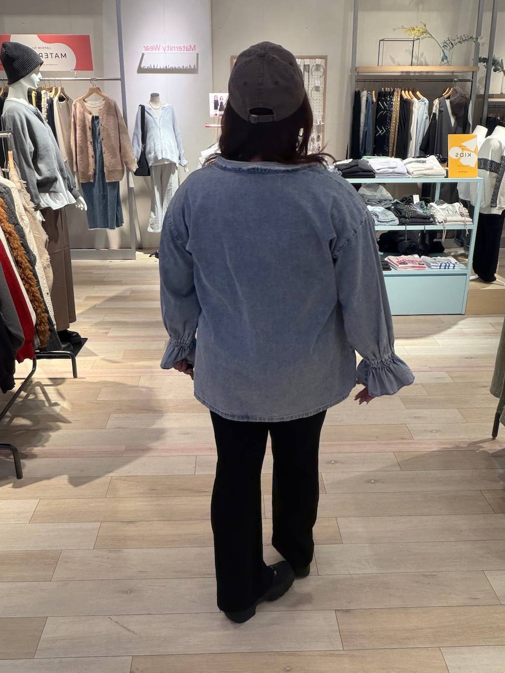 ブラック系のその他シューズ、ブラック系のその他パンツ、ブルー系のシャツ/ブラウスを着用したレディースの冬コーディネートの3枚目の写真