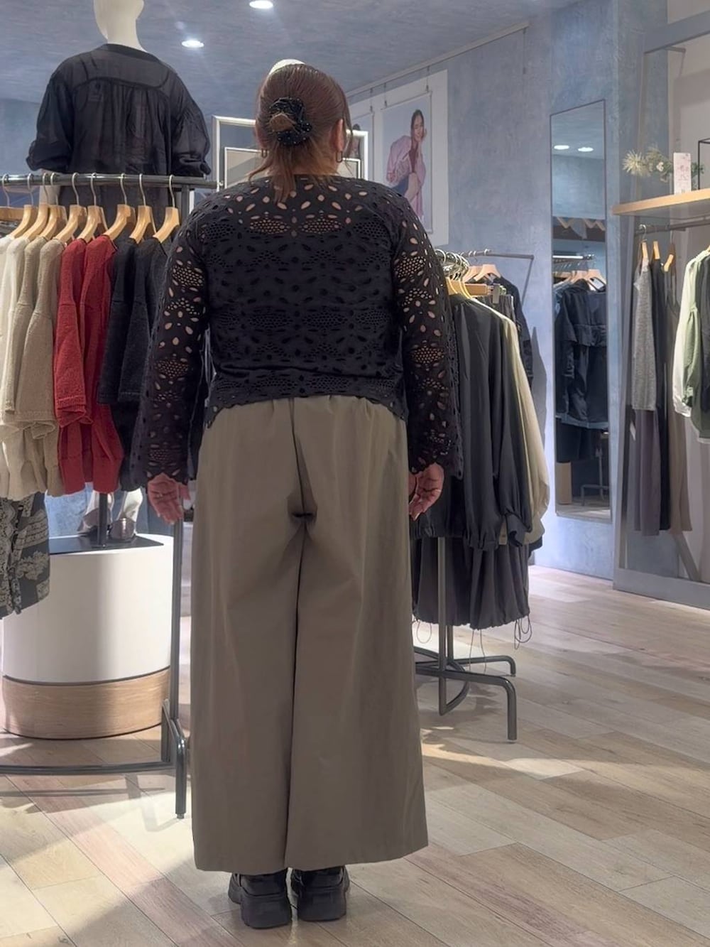 ブラック系のスニーカー、グリーン系のその他パンツ、シルバー系のネックレスを着用したレディースの春コーディネートの3枚目の写真