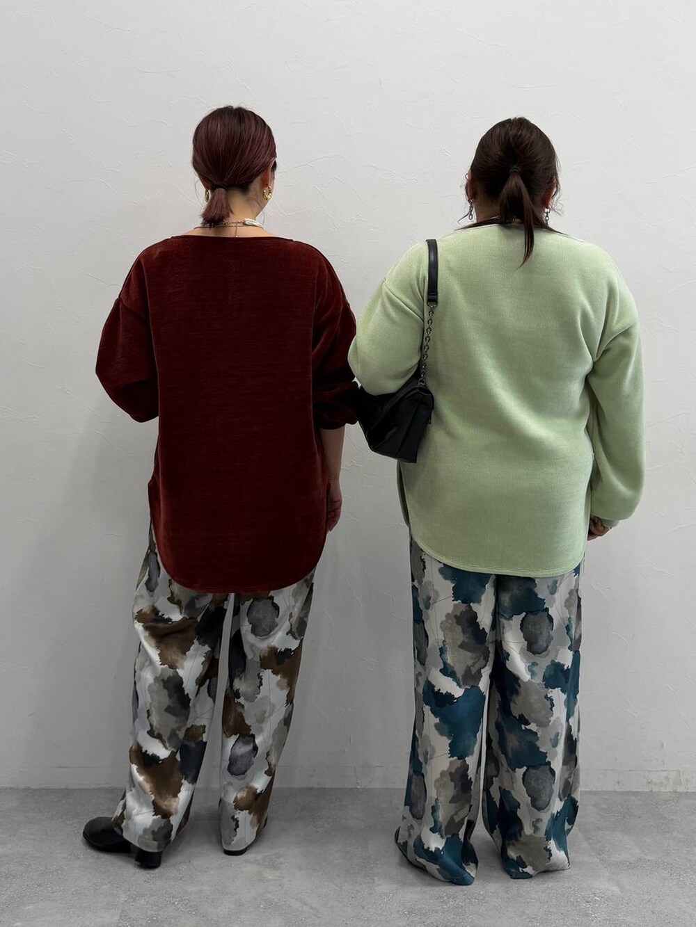 ブラック系のパンプス、ブラック系のブーツ、ブラウン系のその他パンツを着用したレディースの秋コーディネートの3枚目の写真