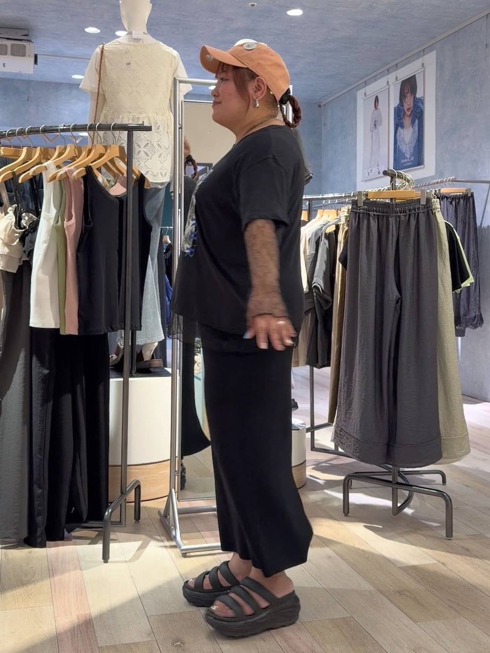 ブラック系のスカート、ブラック系のTシャツ/カットソー、シルバー系のネックレスを着用したレディースの夏コーディネートの2枚目の写真