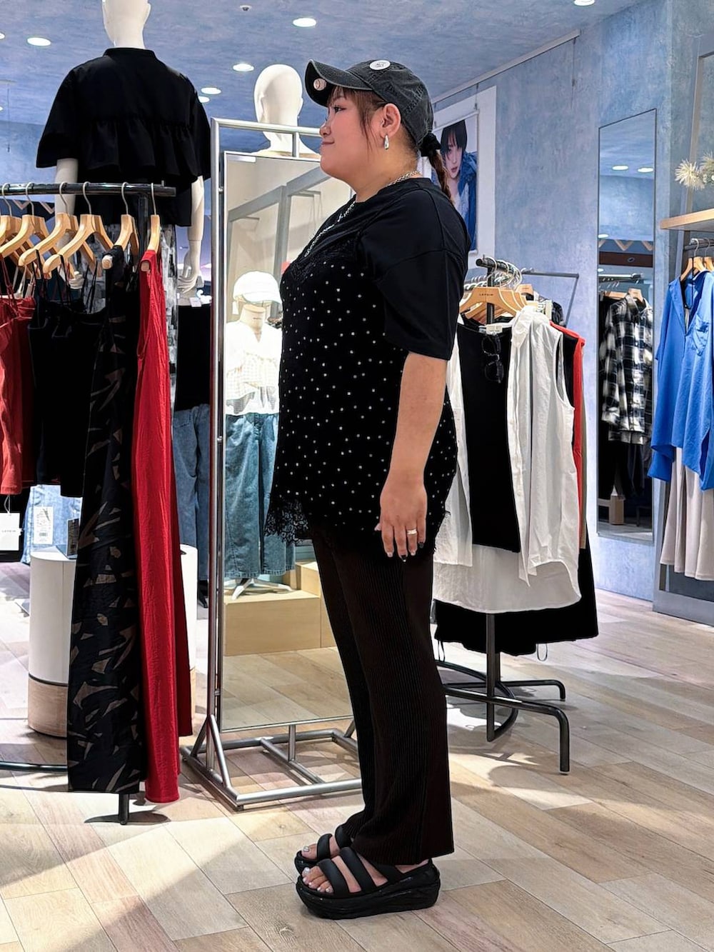 ブラウン系のその他パンツ、ブラック系のTシャツ/カットソー、ブラック系のキャップを着用したレディースの夏コーディネートの2枚目の写真