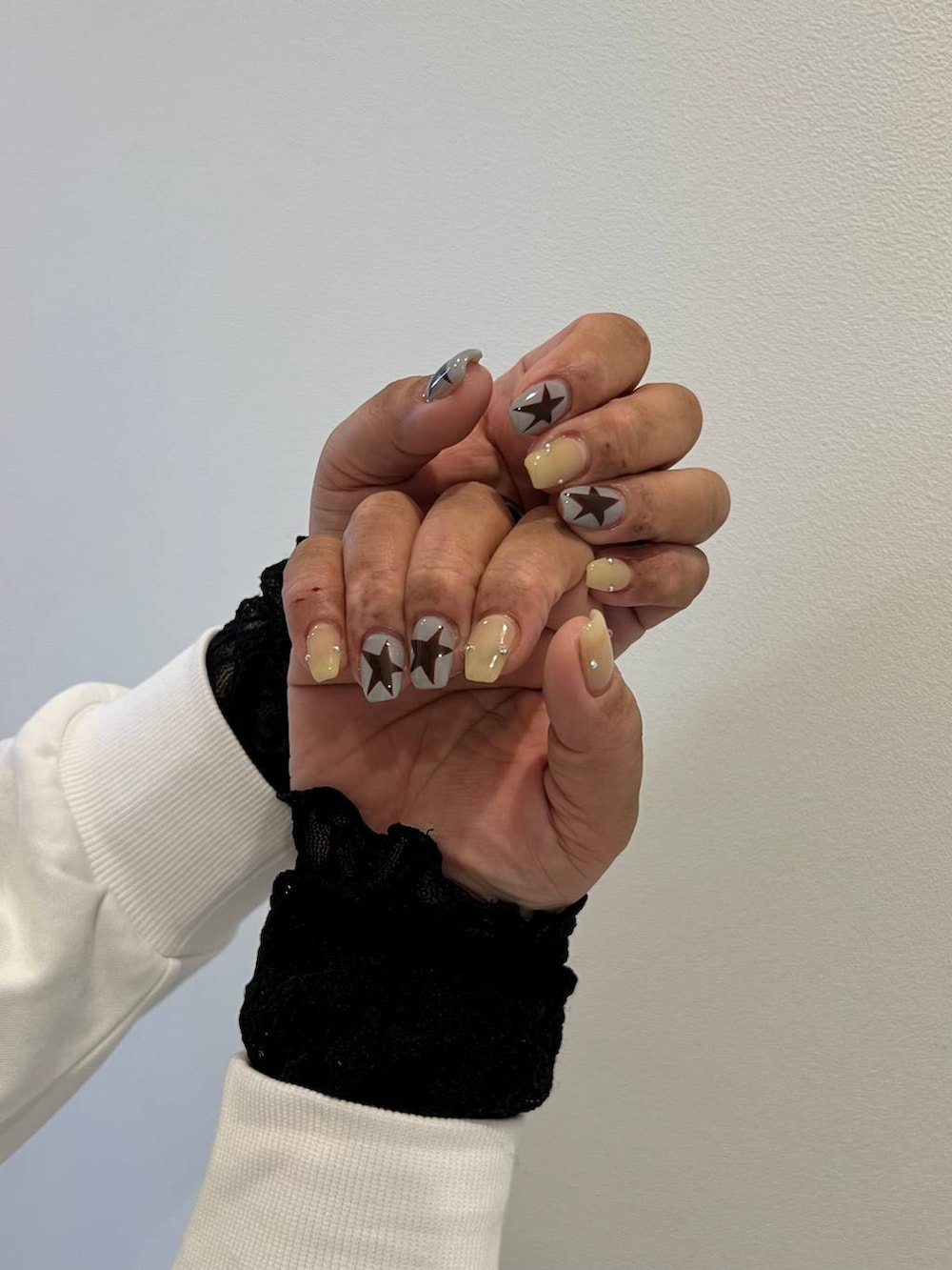 ブラック系のシャツ/ブラウス、ホワイト系のTシャツ/カットソーを着用したレディースの春コーディネートの3枚目の写真