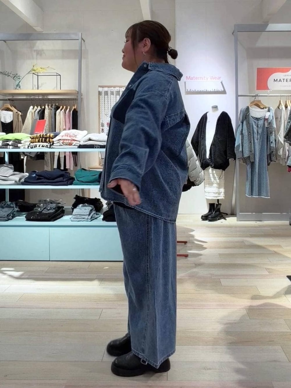 ブラック系のサンダル、ブルー系のシャツ/ブラウス、ブルー系のデニムパンツを着用したレディースの冬コーディネートの2枚目の写真