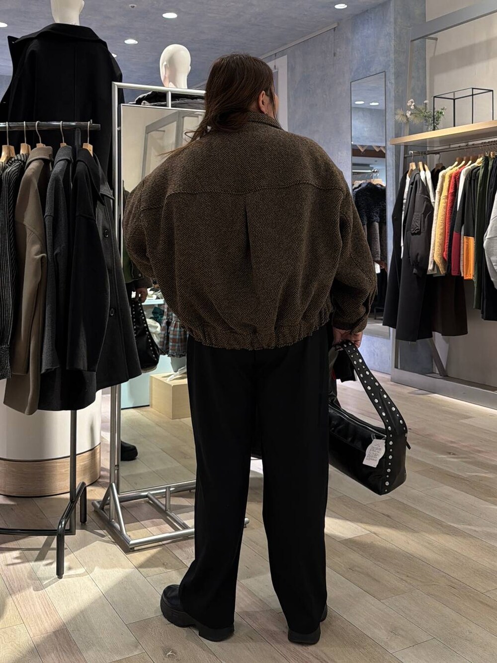 ブラック系のその他パンツ、ブラウン系のブルゾン、ブラック系のブーツを着用したレディースの冬コーディネートの3枚目の写真