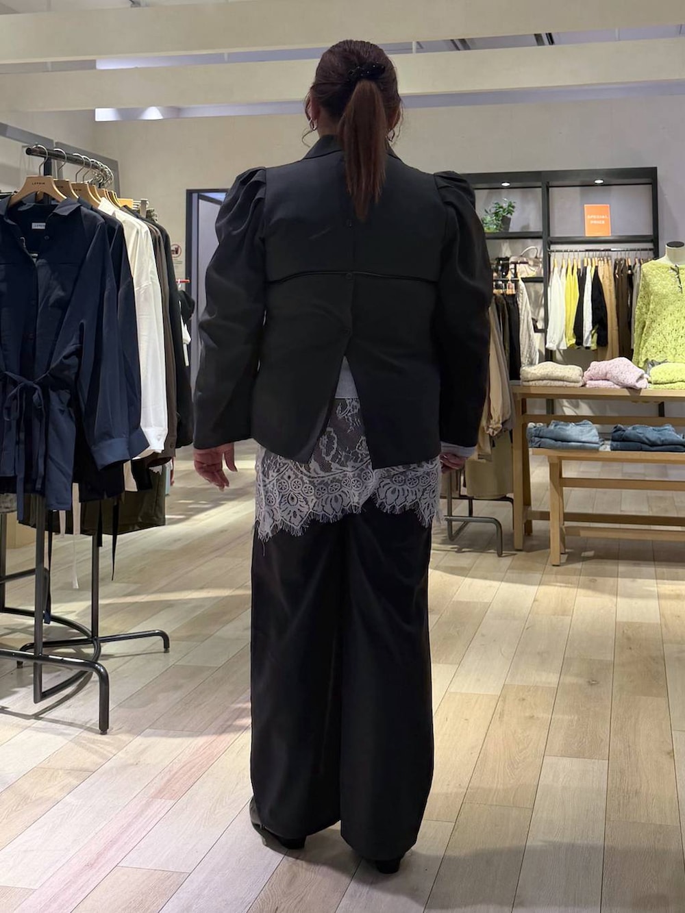 グレー系のその他パンツ、グレー系のその他アウター、ブラック系のパンプスを着用したレディースの春コーディネートの4枚目の写真