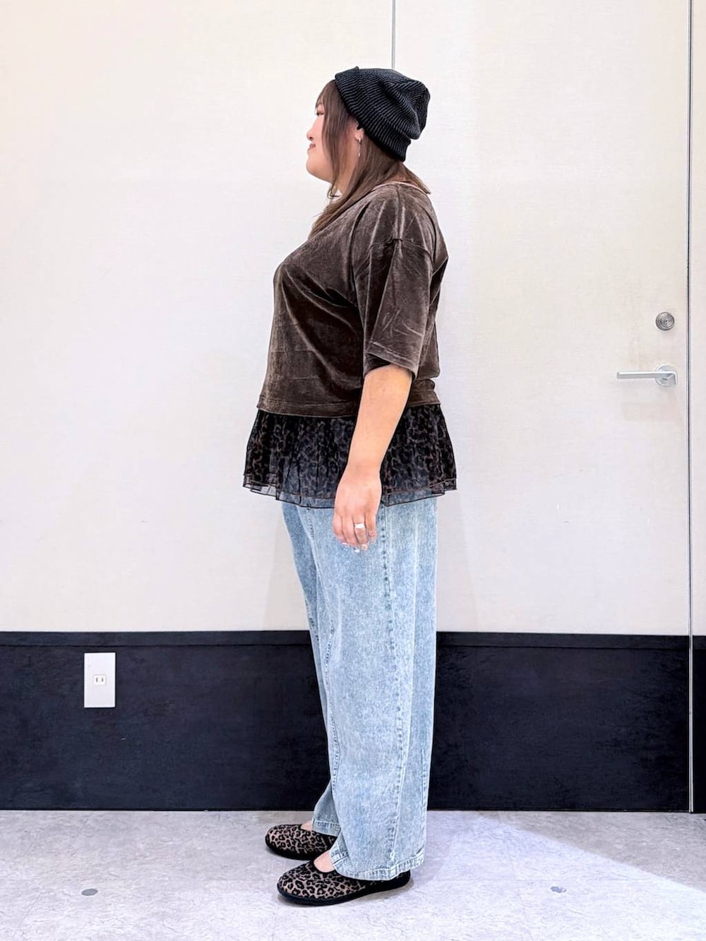 その他のパンプス、ブルー系のデニムパンツ、ブラック系のTシャツ/カットソーを着用したレディースの夏コーディネートの2枚目の写真
