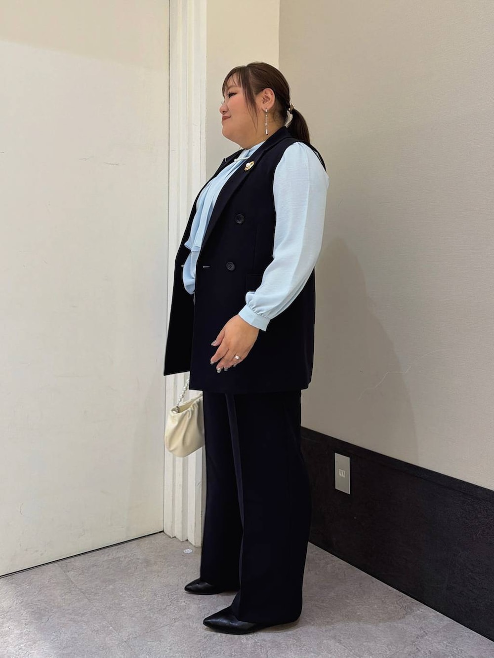 ブルー系のその他パンツ、ブルー系のその他アウター、ブルー系のシャツ/ブラウスを着用したレディースの冬コーディネートの2枚目の写真