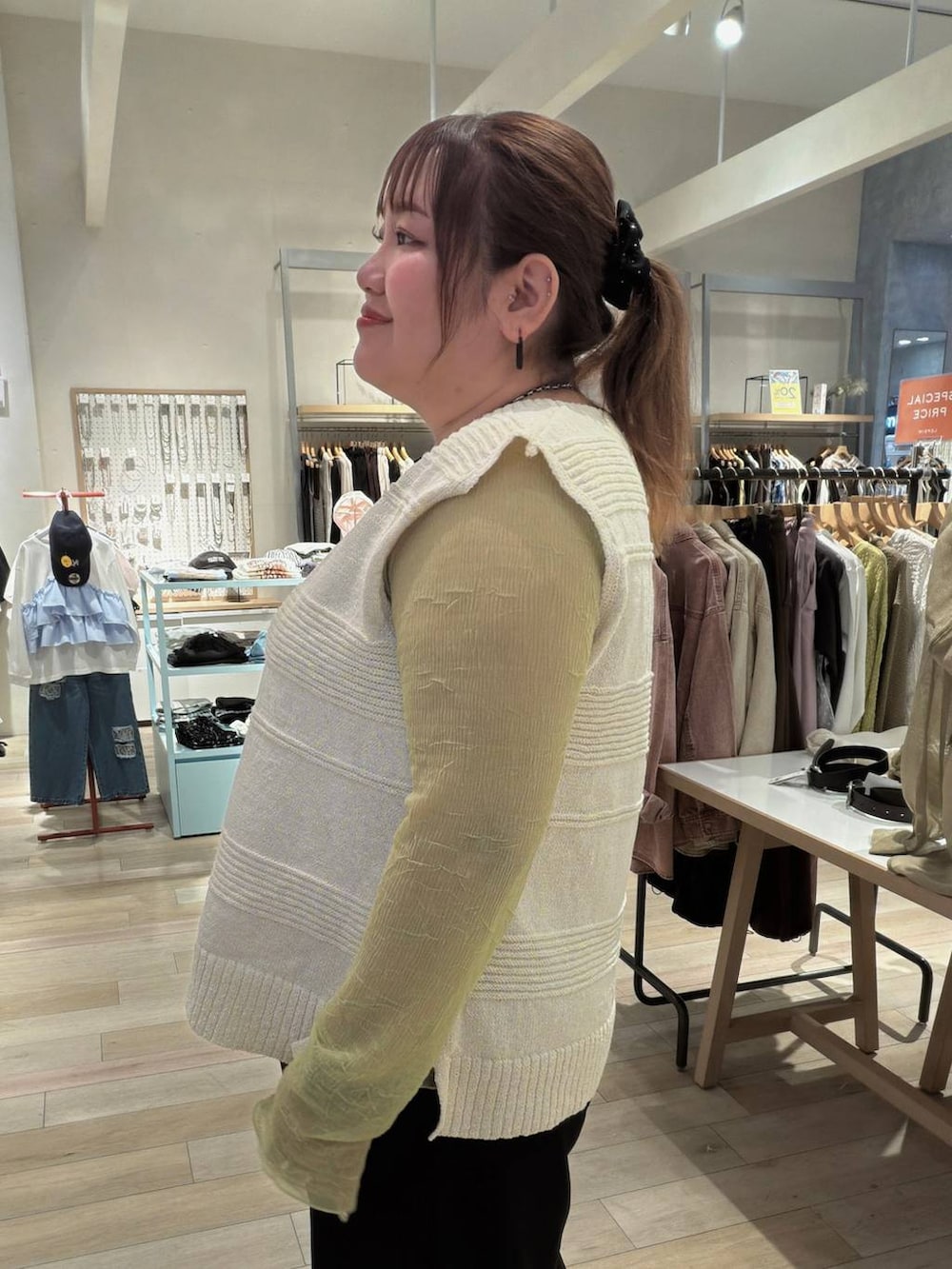 ブラック系のその他パンツ、グリーン系のTシャツ/カットソー、シルバー系のネックレスを着用したレディースの春コーディネートの2枚目の写真