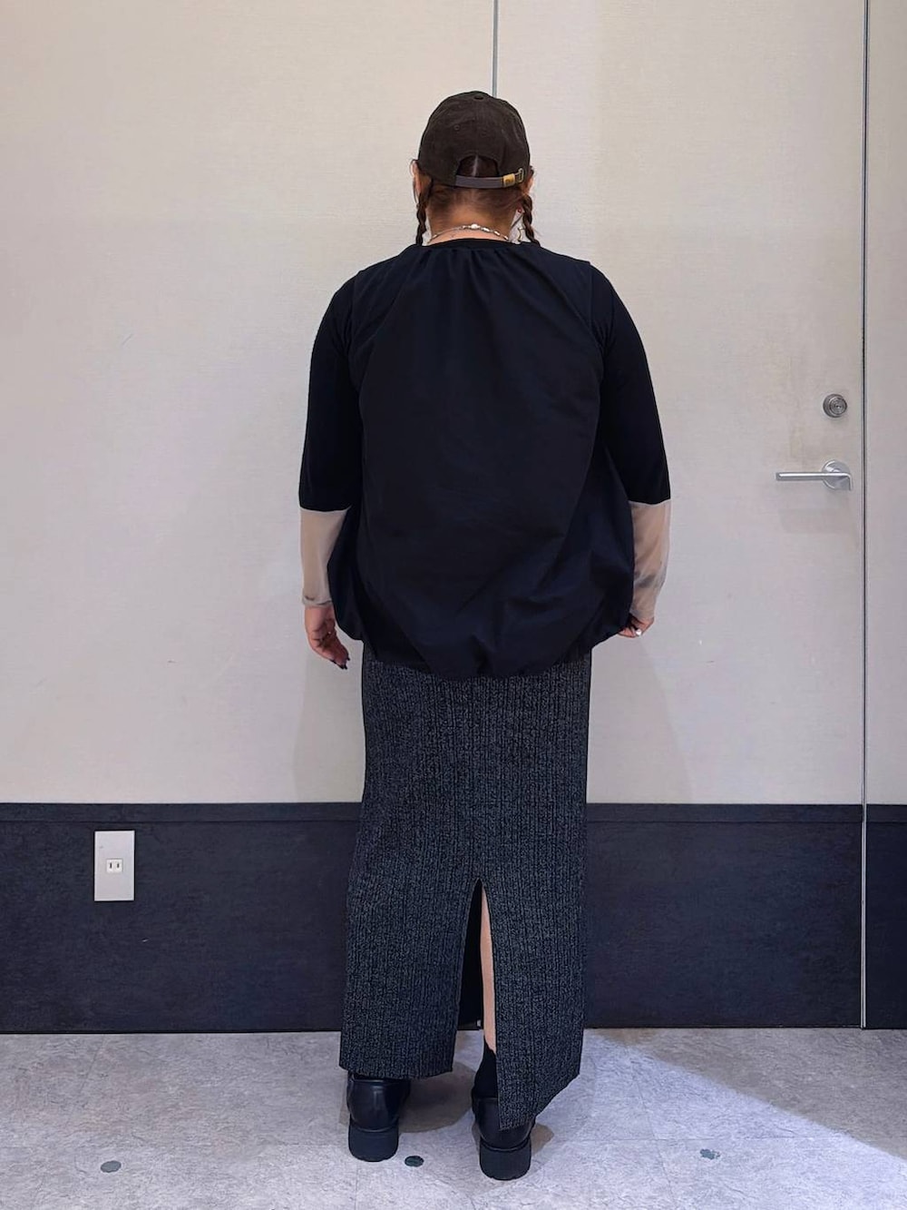 ブラック系のベスト、ブラック系のTシャツ/カットソー、その他のスカートを着用したレディースの秋コーディネートの3枚目の写真