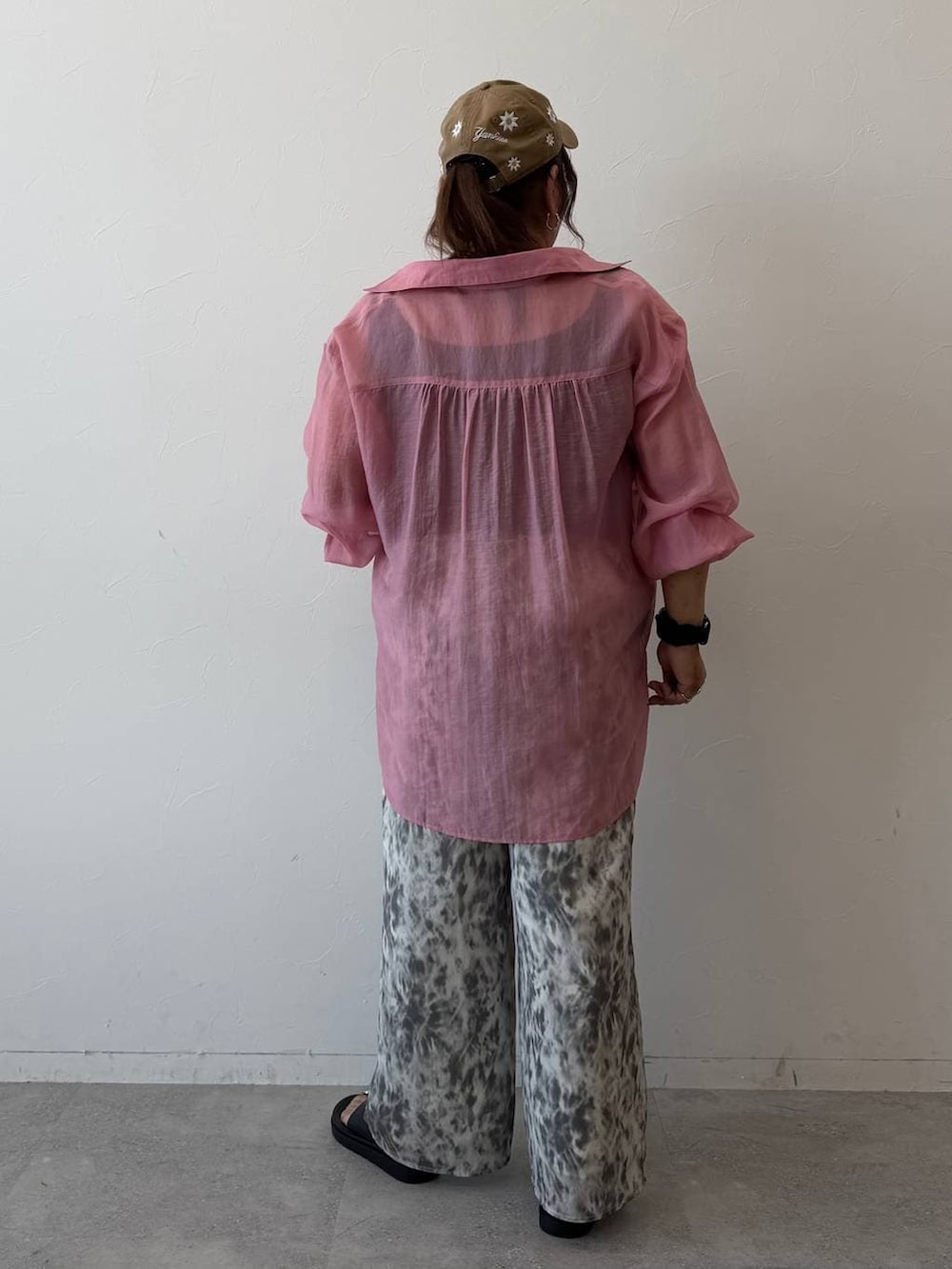 ピンク系のシャツ/ブラウス、ブラック系のサンダル、グレー系のその他パンツを着用したレディースの春コーディネートの3枚目の写真