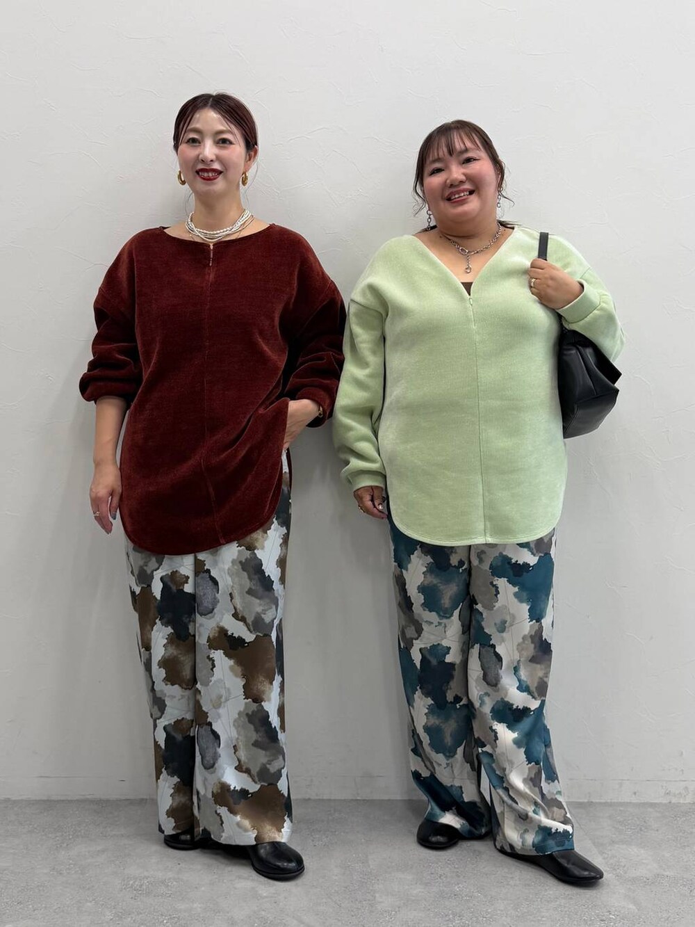 ブラック系のパンプス、ブラック系のブーツ、ブラウン系のその他パンツを着用したレディースの秋コーディネートの5枚目の写真