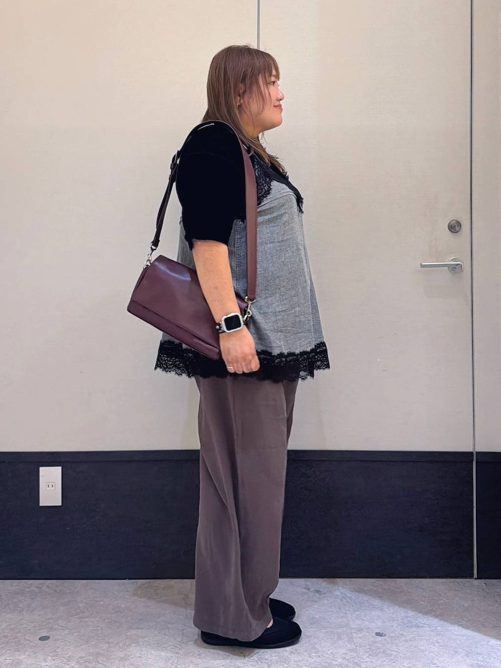 ブラック系のパンプス、ブラウン系のその他パンツ、レッド系のショルダーバッグを着用したレディースの夏コーディネートの2枚目の写真