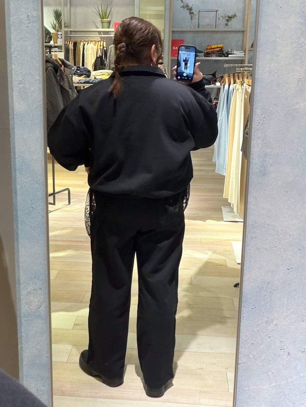 ブラック系のブーツ、ブラック系のスウェットパンツ、ブラック系のTシャツ/カットソーを着用したレディースの冬コーディネートの5枚目の写真