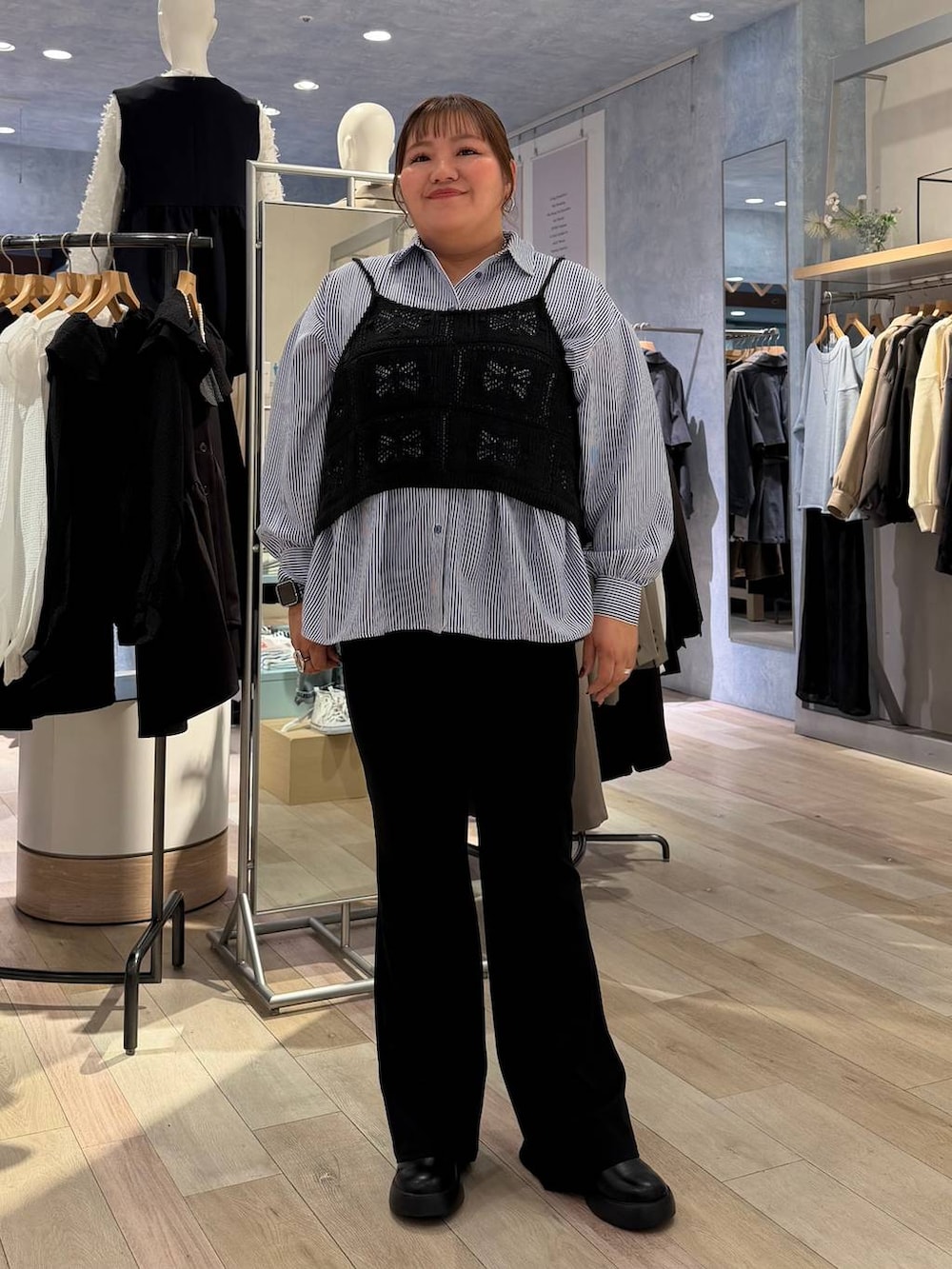 その他のショルダーバッグ、ブラック系のサンダル、ブルー系のシャツ/ブラウスを着用したレディースの冬コーディネートの4枚目の写真