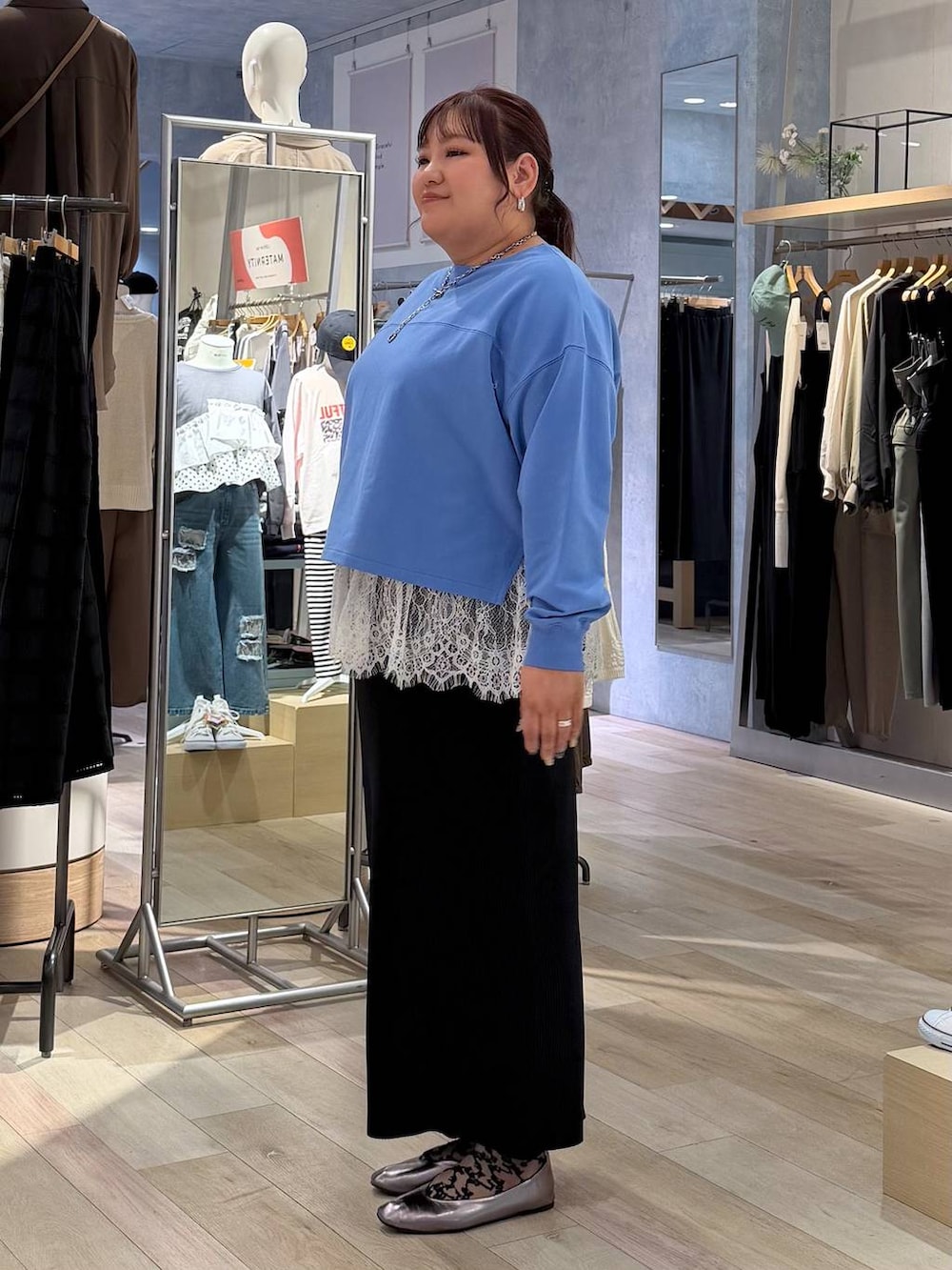 その他のパンプス、ブルー系のTシャツ/カットソー、ホワイト系のキャミソールを着用したレディースの春コーディネートの2枚目の写真