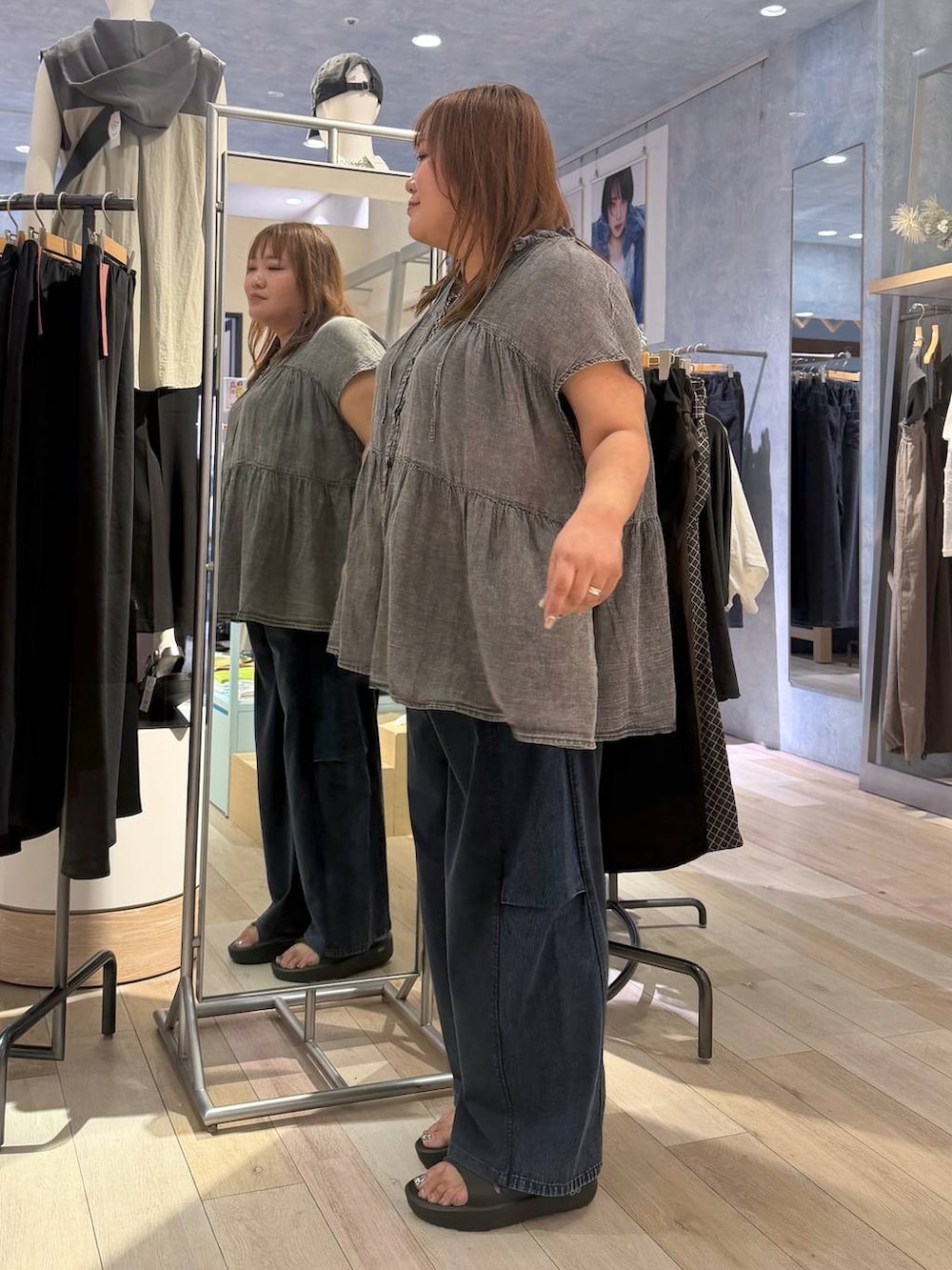 ブルー系のデニムパンツ、グレー系のマタニティウェア/グッズを着用したレディースの夏コーディネートの2枚目の写真