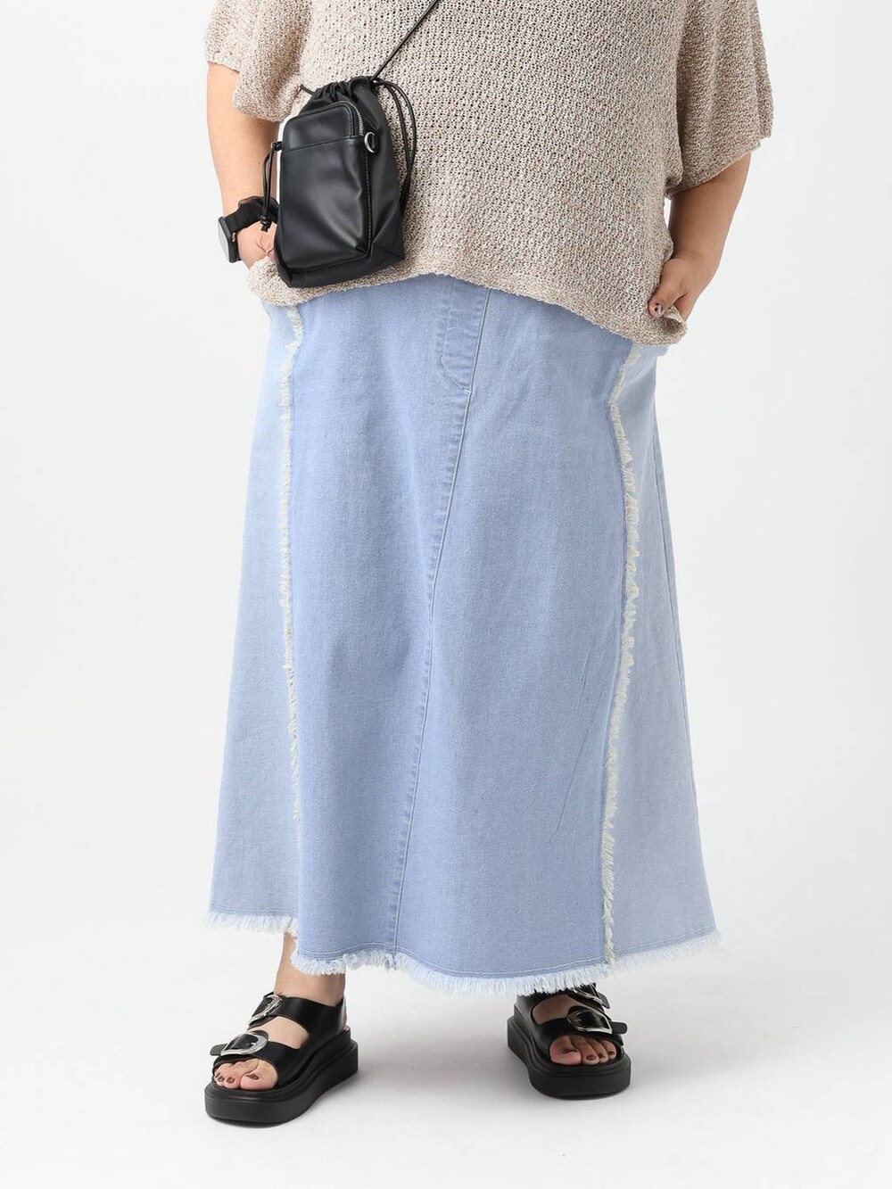 ブラック系のサンダル、ベージュ系のニット/セーターを着用したレディースの春コーディネートの5枚目の写真