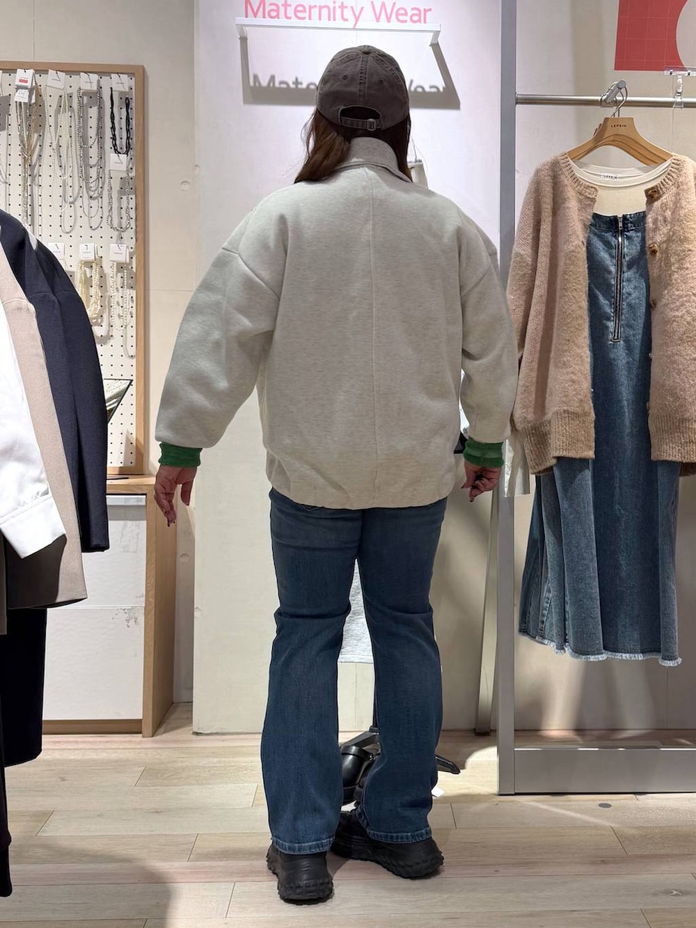 ブラック系のTシャツ/カットソー、ブルー系のデニムパンツ、ホワイト系のカーディガン/ボレロを着用したレディースの冬コーディネートの3枚目の写真