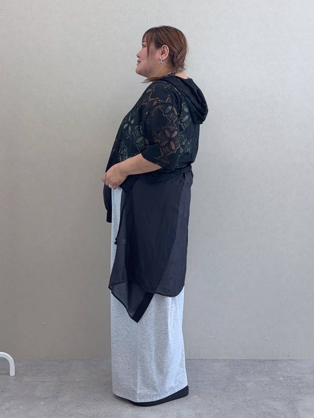 グレー系のその他パンツ、ブラック系のサンダル、グレー系のシャツ/ブラウスを着用したレディースの春コーディネートの2枚目の写真