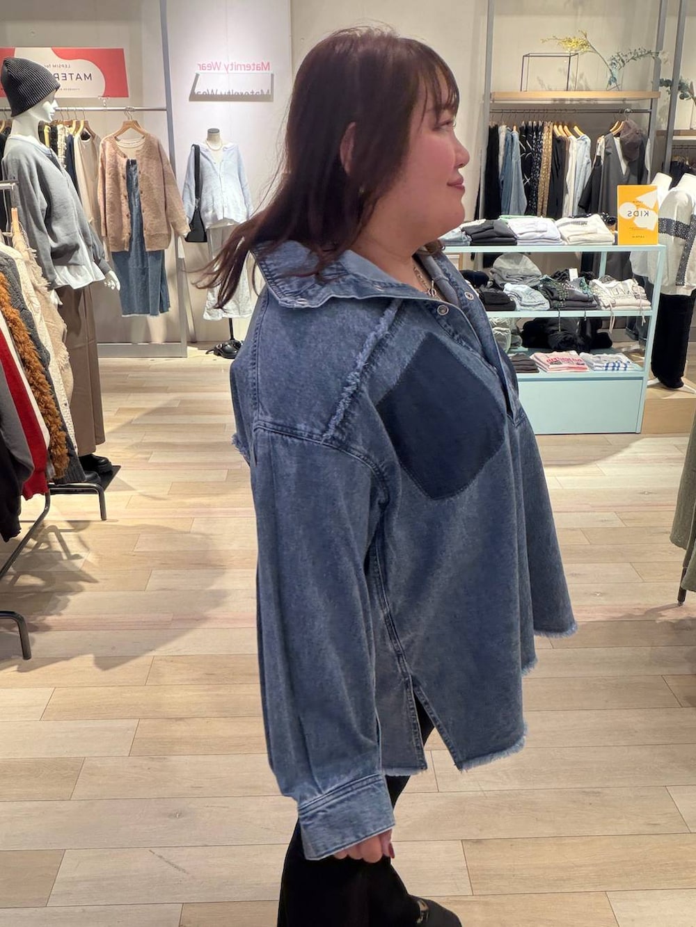 ブルー系のシャツ/ブラウス、ブラック系のその他パンツ、シルバー系のネックレスを着用したレディースの冬コーディネートの2枚目の写真