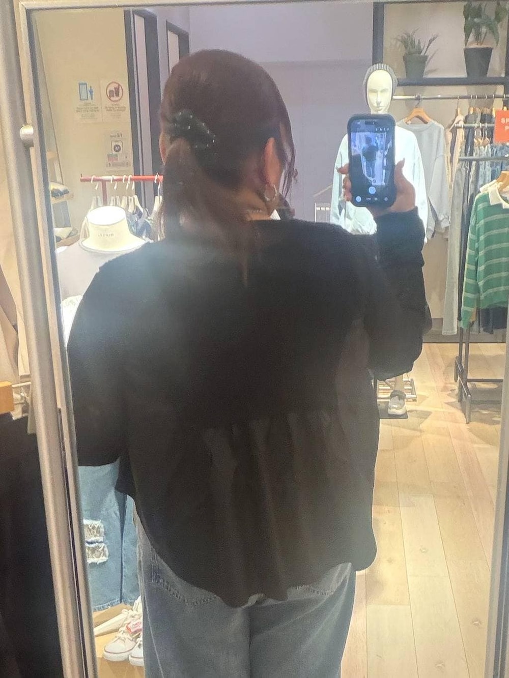 ブラック系のその他シューズ、ブラック系のTシャツ/カットソー、ブルー系のデニムパンツを着用したレディースの春コーディネートの3枚目の写真